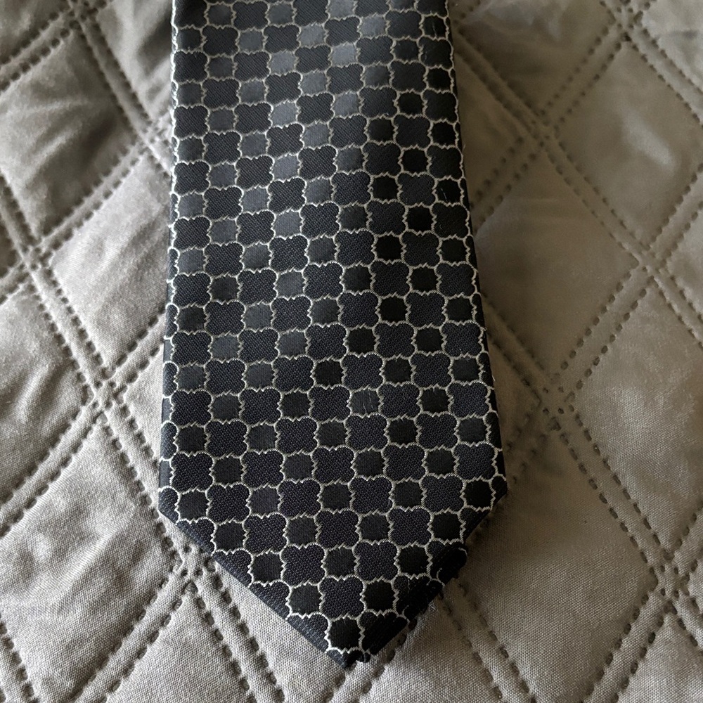 Calvin Klein Elegant Black Silver Gray Geometric Patterned Silk Blend Men's Tie